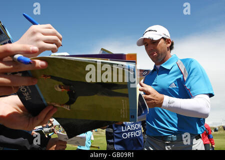 Golf - Open 2008 Championship - Practice - Day Two - Royal Birkdale Golf Club. Sergio Garcia, in Spagna, firma autografi durante un giro di prove al Royal Birkdale Golf Club di Southport. Foto Stock