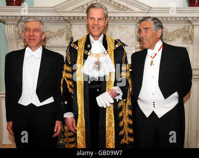 (Da sinistra) il Ministro della Giustizia Jack Straw con il Sindaco Lord di Londra, David Lewis e il Signore Chief Justice Lord Phillips of Worth Matrasers alla cena annuale ai Giudici di sua Maestà alla Mansion House nella Città di Londra. Foto Stock