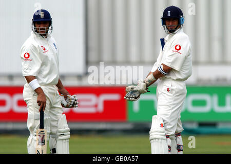 Cricket - secondo test npower - Inghilterra / Zimbabwe. Mark Butcher (l) dell'Inghilterra e Nasser Hussain Foto Stock