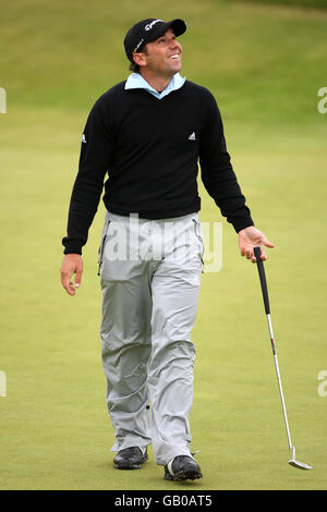 Sergio Garcia in Spagna reagisce dopo aver perso un putt sull'ottava buca durante il primo round del Campionato aperto al Royal Birkdale Golf Club, Southport. Foto Stock