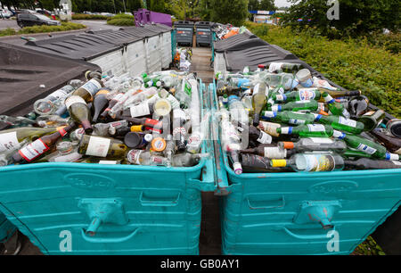 Traboccante di vetro riciclaggio bottle bank in Winchester, Regno Unito Foto Stock