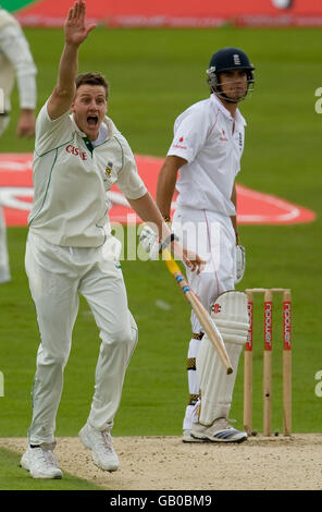 Morne Morkel, in Sudafrica, si appella con successo per il wicket di Alastair Cook in Inghilterra per 18 corse durante la seconda partita di test Npower all'Headingley Cricket Ground di Leeds. Foto Stock