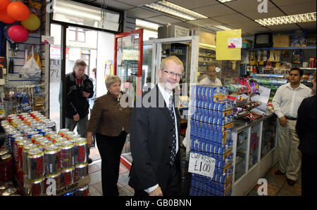 Il candidato SNP per la by-elezione di Glasgow East John Mason visita l'Ufficio postale di Shettleston. Foto Stock