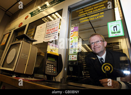 Il candidato SNP per la by-elezione di Glasgow East John Mason visita l'Ufficio postale di Shettleston. Foto Stock