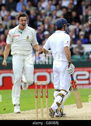 Morne Morkel, in Sudafrica, si appella con successo per il wicket di Alastair Cook in Inghilterra per 18 corse durante la seconda partita di test Npower all'Headingley Cricket Ground di Leeds. Foto Stock