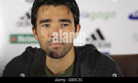 La nuova firma di Chelsea, centrocampista portoghese Deco durante la conferenza stampa a Cobham, Londra. Foto Stock