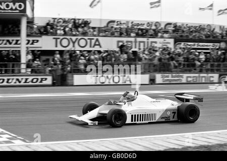 John Watson, l'irismano settentrionale, si aggredisce alla folla mentre corsica il traguardo nella sua Marlboro McLaren MP4 per vincere il Gran Premio di Gran Bretagna a Silverstone Foto Stock