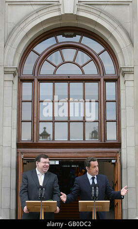 Il presidente francese Nicholas Sarkozy e Taoiseach Brian Cowen tengono una conferenza stampa fuori dagli edifici governativi a Dublino dopo il loro incontro. Foto Stock