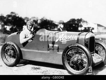 Il pilota britannico Malcolm Campbell, seduto nel suo Austin 7 Sports Special (7.5HP Austin) a Daytona Beach, poco prima di rompere il record mondiale di velocità per le auto 'baby' Foto Stock