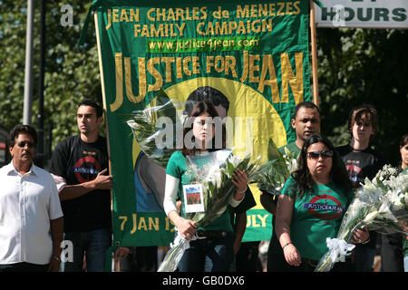 La famiglia di Jean Charles de Menezes, compresi i cugini Vivian Ferreira, (centro) Elora Ronaldo da Silva (a destra del centro, sul retro) e Patricia da Silva Armani (a destra del centro, sul davanti) presso il monumento di Menezes fuori dalla stazione della metropolitana Stockwell, Londra, Segnando tre anni da quando è stato ucciso erroneamente dalla polizia dopo gli attentati del 7 luglio a Londra. Foto Stock