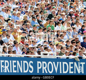 Cricket - Npower First Test - Day Four - Inghilterra / Sud Africa - Lord's. Una visione generale della folla che guarda il cricket dalle bancarelle Foto Stock