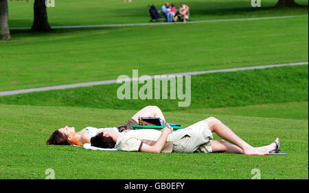 Gli abbronzanti godono del bel tempo a Roundhay Park, Leeds. Foto Stock