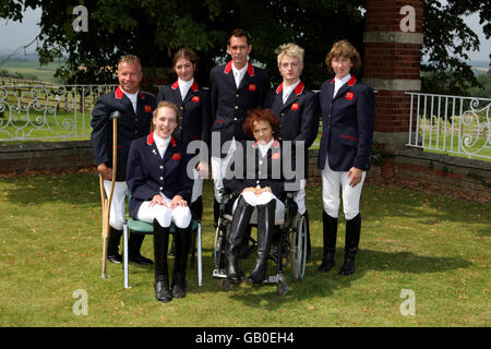 Great Britain Olympic 2008 Disable Equestrian Team (da sinistra a destra) Back Row - Lee Pearson, Felicity Coulthard, Simon Laurens, Ricky Balshaw, Deborah Criddle. Prima fila - Sophie Christiansen e Anne Dunham durante il Team GB Olympic Media Day a Hartpury House, Gloucestershire. Foto Stock