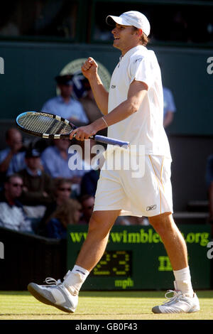 Tennis - Wimbledon 2003 - UOMINI 2. Round - Greg Rusedski v Andy Roddick Foto Stock