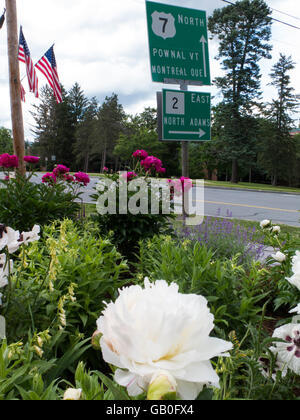 Williamstown Garden Club mantiene questo giardino in un cerchio di traffico in Williamstown, Massachusetts. Foto Stock
