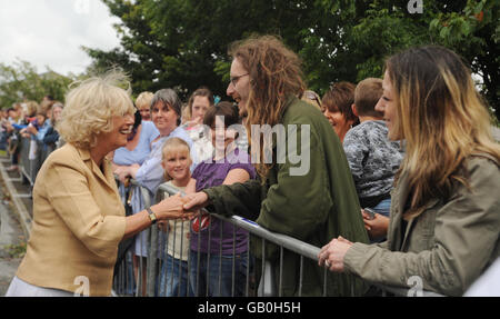 La duchessa della Cornovaglia incontra i residenti locali fuori dal Berryfields Community Center, Bodmin il Principe e la Duchessa hanno iniziato la loro visita di due giorni alla Cornovaglia oggi. Foto Stock