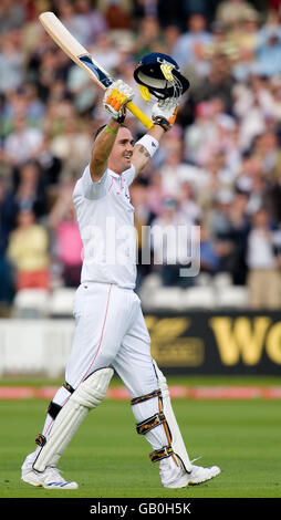 Kevin Pietersen, in Inghilterra, celebra dopo aver raggiunto il suo secolo durante il primo match di test Npower a Lord's, Londra. Foto Stock