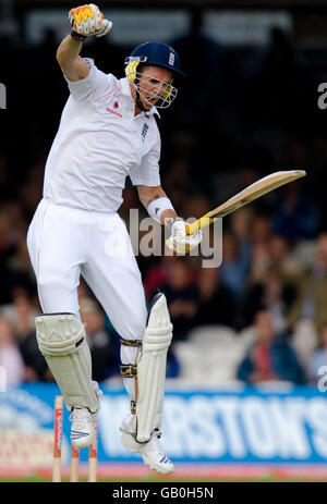 Kevin Pietersen, in Inghilterra, celebra dopo aver raggiunto il suo secolo durante il primo match di test Npower a Lord's, Londra. Foto Stock