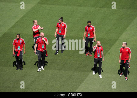 Il Galles Ashley Williams, Jonny Williams, James Collins, Gareth Bale, Hal Robson-Kanu, David Cotterill e Aaron Ramsey (da sinistra a destra) durante la passeggiata intorno allo Stade de Lyon Lione. Foto Stock