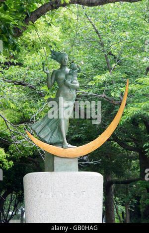 Statua di una preghiera per la pace a Hiroshima Peace Memorial Park. Foto Stock