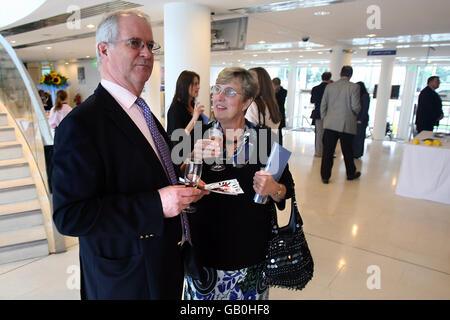 Horse Racing - riqualificazione in tribuna - ippodromo di Epsom Downs Foto Stock