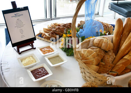 Horse Racing - riqualificazione in tribuna - ippodromo di Epsom Downs Foto Stock