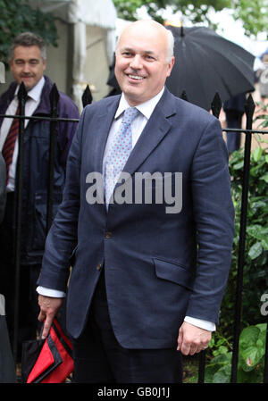 Ian Duncan Smith arriva al Summer Garden Party di Sir David Frost, a Carlyle Square, a ovest di Londra. Foto Stock