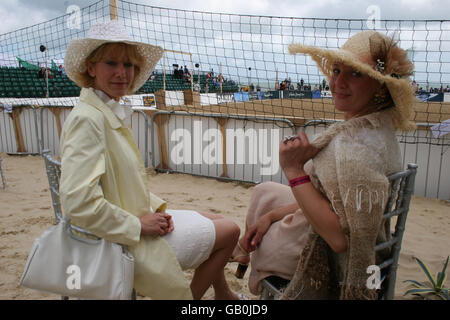 (Da sinistra a destra) artista Vineta Bayer e designer Laila Voicisa goditi l'azione alla spiaggia di Sandbanks, Dorset, all'evento di lancio del primo torneo di sandpolo d'Europa. Foto Stock