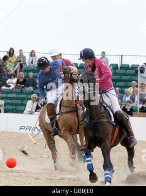 I migliori giocatori di polo internazionali gareggiano nell'azione a Sandbanks Beach, Dorset, in occasione dell'evento di lancio del primo torneo di sandpolo europeo. Foto Stock