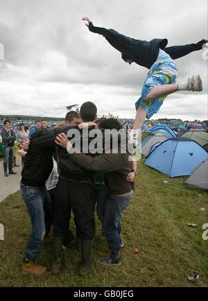 Oxegen Festival 2008 - Irlanda. Festival Goers al Oxegen Festival 2008 presso l'ippodromo di Punchestown, Naas, County Kildare, Irlanda. Foto Stock