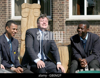 Segretario di Stato per i bambini, le scuole e le famiglie ed Balls (centro), scherzi con gli alunni Ahmed Dahir, 16, (sinistra) e Osita Oniah, 15, (destra) alla Seven Kings High School, Ilford, Essex. Foto Stock