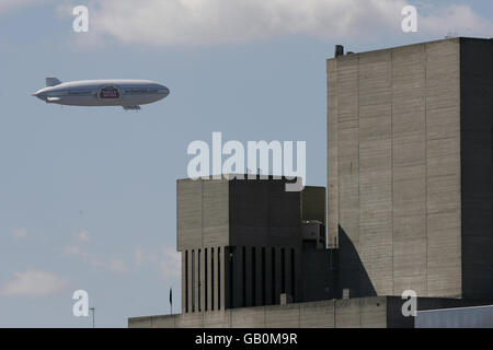 Stella Artois su Londra. L'aeronave Stella Artois "Star Over London" si trova sulla South Bank, nel centro di Londra. Foto Stock