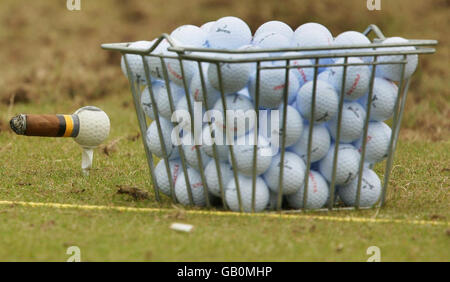 Il sigaro di Miguel Angel Jimenez si trova in un portabicchieri a forma di palla da golf mentre si pratica sul campo pratica durante una sessione di pratica al Royal Birkdale Golf Club di Southport. Foto Stock