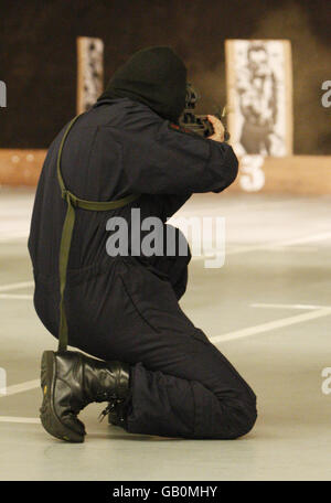 Un addetto di risposta Armed sul campo di fuoco al centro di addestramento della forza di polizia di Strathclyde in Kilbride orientale. Foto Stock