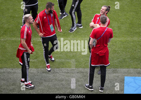 In Galles il portiere Wayne Hennessey (anteriore destro) con compagni di squadra Gareth Bale (parte posteriore destra), Aaron Ramsey (in basso a sinistra) e Joe Ledley durante la passeggiata intorno allo Stade de Lyon Lione. Foto Stock