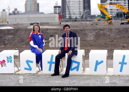 Sebastian Coe (a destra) presidente del London 2012 Organizing committe e subacqueo di 14 anni Jessica Williams durante la photo call a Stratford, Londra. Foto Stock