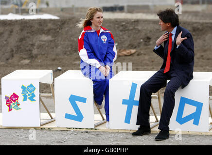 Sebastian Coe (a destra) presidente del London 2012 Organizing committe e subacqueo di 14 anni Jessica Williams durante la photo call a Stratford, Londra. Foto Stock