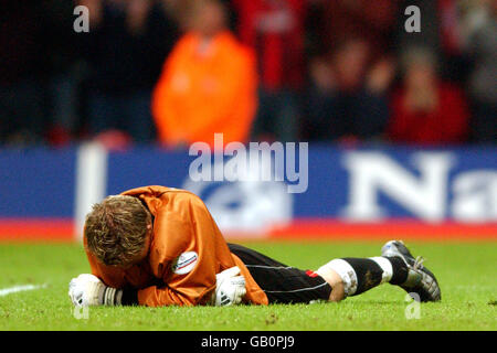 Il portiere di Lincoln City, Alan Marriott, si trova deposto dopo aver conceduto un Obiettivo di AFC Bournemouth Garreth o'Connor Foto Stock