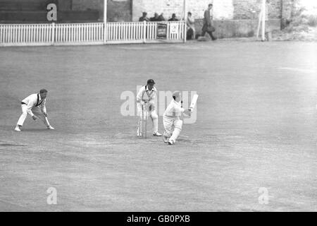 Cricket - Campionati della contea - Kent County Cricket Club. Godfrey Evans in azione per Kent Foto Stock