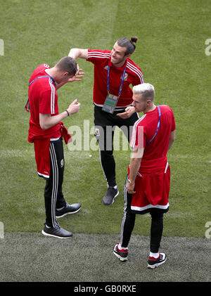 In Galles il portiere Wayne Hennessey (sinistra) con compagni di squadra Gareth Bale (centro) e Aaron Ramsey durante la passeggiata intorno allo Stade de Lyon Lione. Foto Stock