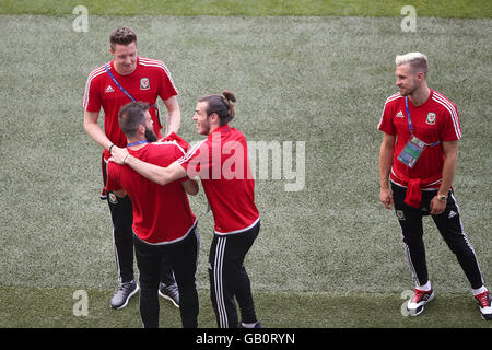 In Galles il portiere Wayne Hennessey (sinistra) con compagni di squadra Joe Ledley, Gareth Bale (centro destra) e Aaron Ramsey durante la passeggiata intorno allo Stade de Lyon Lione. Foto Stock