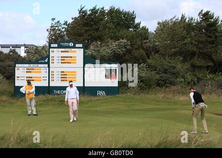 Golf - Open 2008 Championship - Day Four - Royal Birkdale Golf Club. Chris Wood dell'Inghilterra che mette sulla quinta buca. Foto Stock