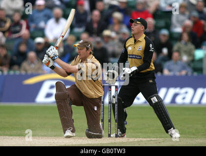 Cricket - NatWest Pro40 League 2008 - Divisione due - Surrey Brown Caps / Yorkshire Pheonix - Guildford Cricket Club. Chris Schofield ha segnato il top per i Surrey Brown Caps' con mezzo secolo. Gerard Brophy di Yorkshire Pheonix mantiene il wicket. Foto Stock