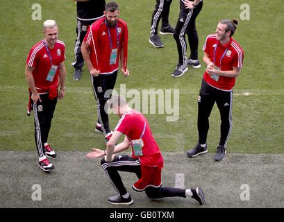 In Galles il portiere Wayne Hennessey (anteriore) con compagni di squadra Gareth Bale (parte posteriore destra), Aaron Ramsey (in basso a sinistra) e Joe Ledley durante la passeggiata intorno allo Stade de Lyon Lione. Foto Stock