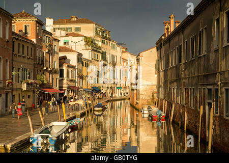 Venezia Quartiere Ebraico al tramonto canal persone che passeggiano barche Foto Stock