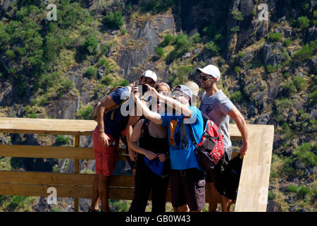 Gruppo di persone adolescenti prendendo un selfie utilizzando uno smartphone Foto Stock