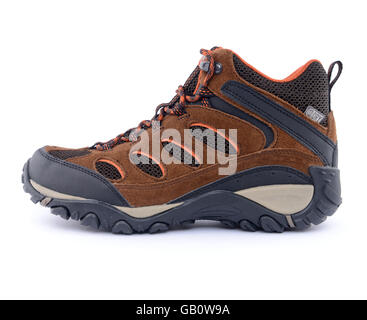 Vista laterale di un marrone alta cima walking boot isolati su sfondo bianco Foto Stock