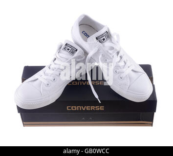 Coppia di white Converse Chuck Taylor All Star scarpe e box Foto Stock