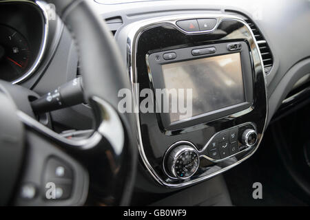 Cruscotto di automobile stereo e sistema di navigazione con grande schermo LCD Foto Stock