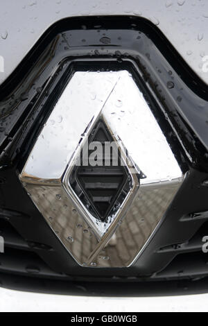 Close up di chrome logo Renault su una vettura Foto Stock